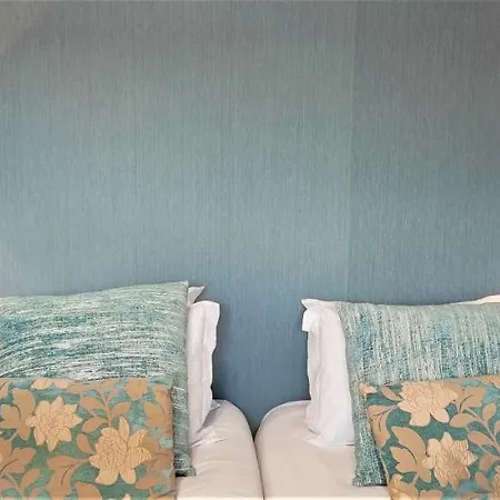 Sweet Suites Guesthouse Close To Famous Avenue Liberty 3*