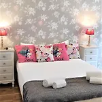 Sweet Suites Guesthouse Close To Famous Avenue Liberty 3*